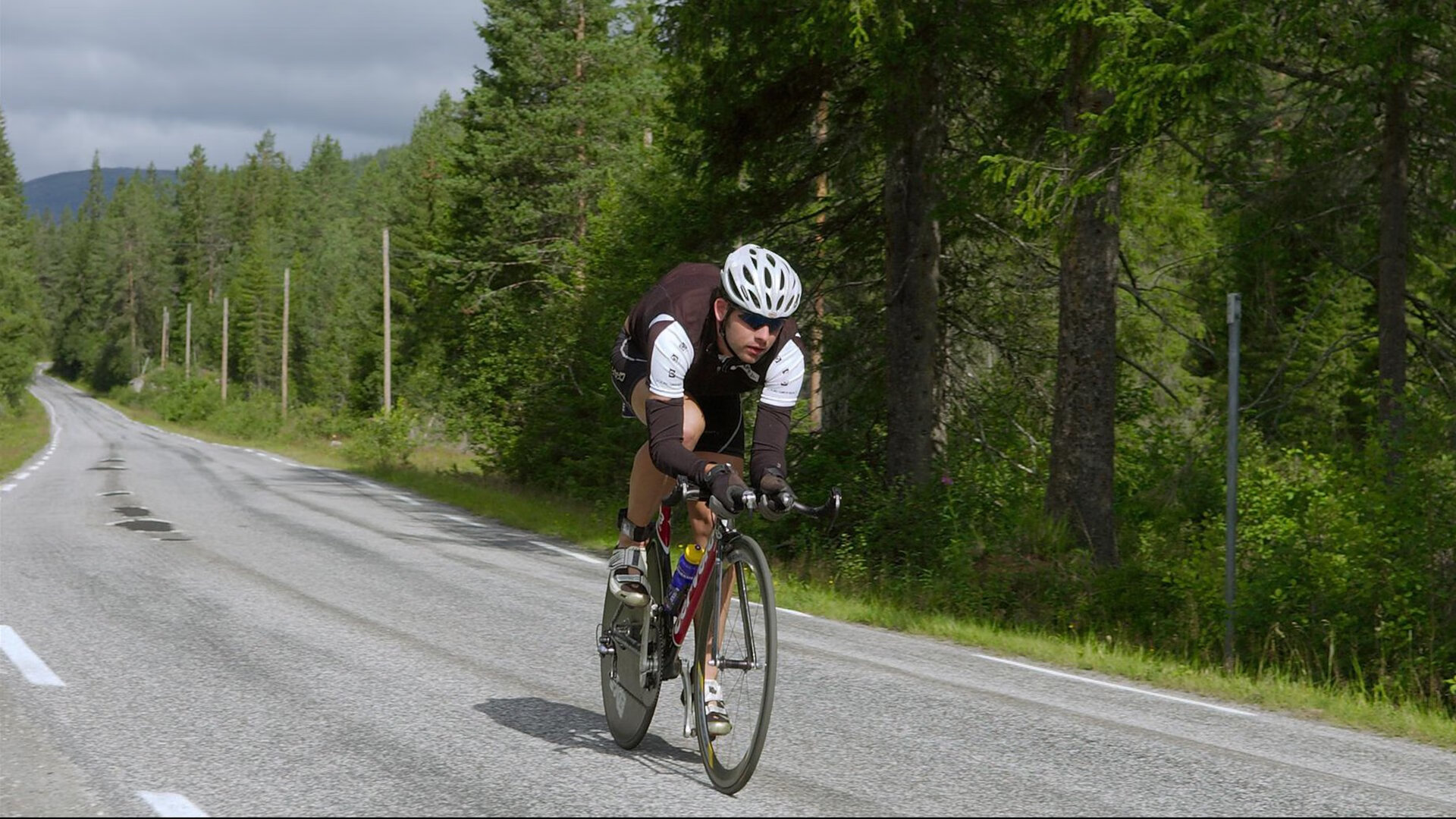 23岁新星打破尘封15年世界纪录,田径史上再添传奇